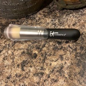 it Cosmetics Heavenly Luxe Buffing Foundation No 6